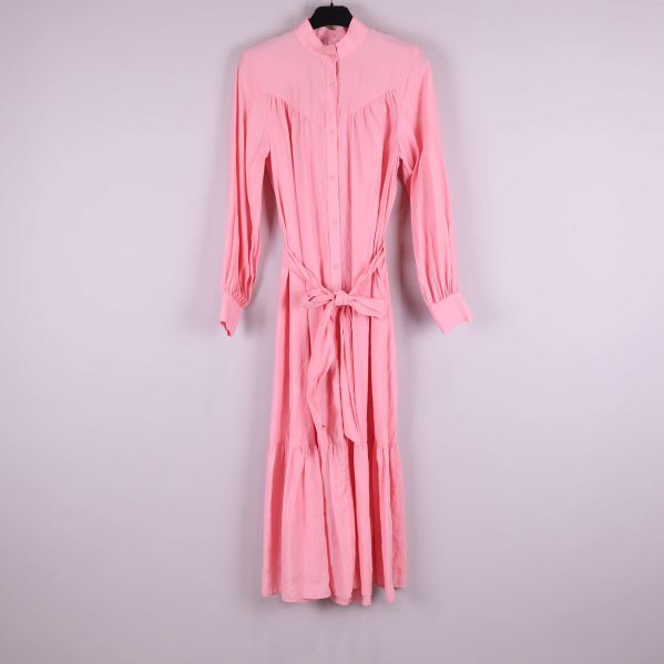 Lång rosa skjortklänning med knytskärp på galge