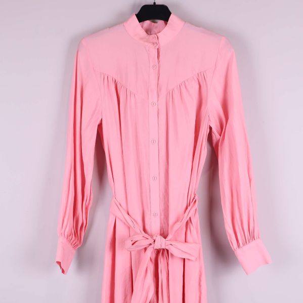 Överdelen av skjortklänning visar knytskärp och knappslå