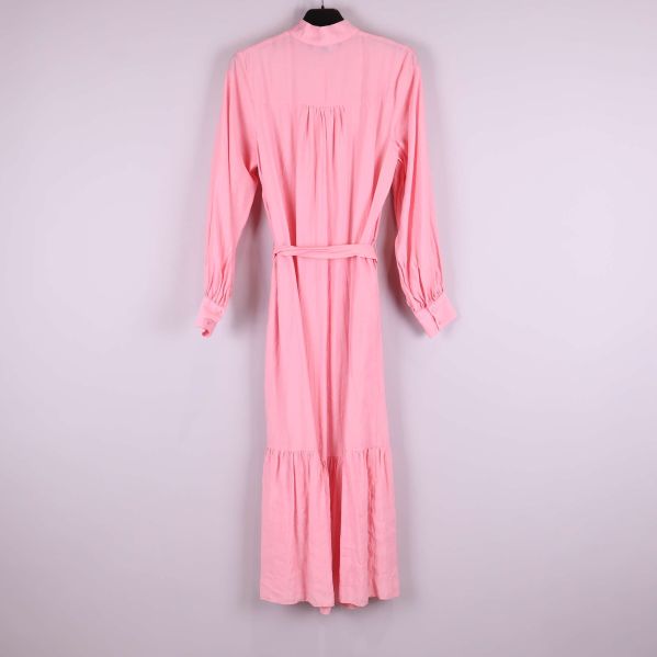 Baksidan av lång rosa skjortklänning med knytskärp