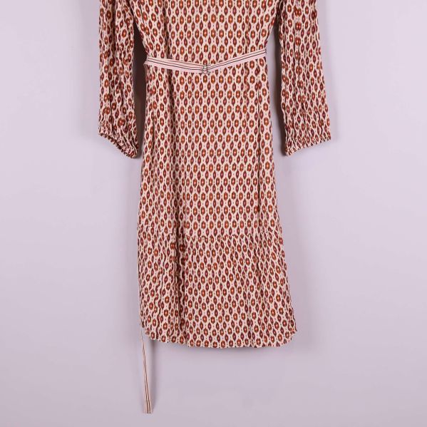 Nedre del av klänningen med volang och midjeband