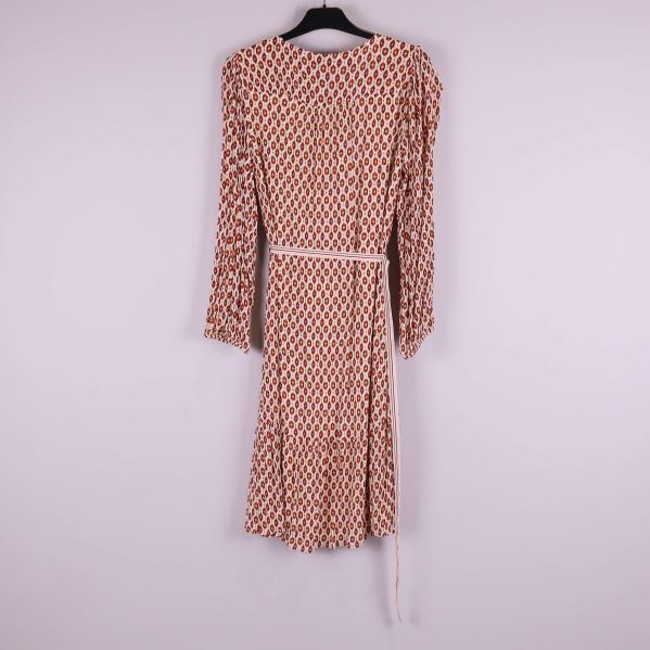 Baksidan av klänningen med samma grafiska mönster och midjeband