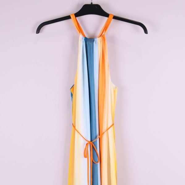 Övre delen av klänningens framsida med smala axelband och knytning