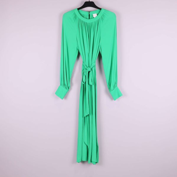 Grön plisserad midiklänning med lång ärm sedd framifrån