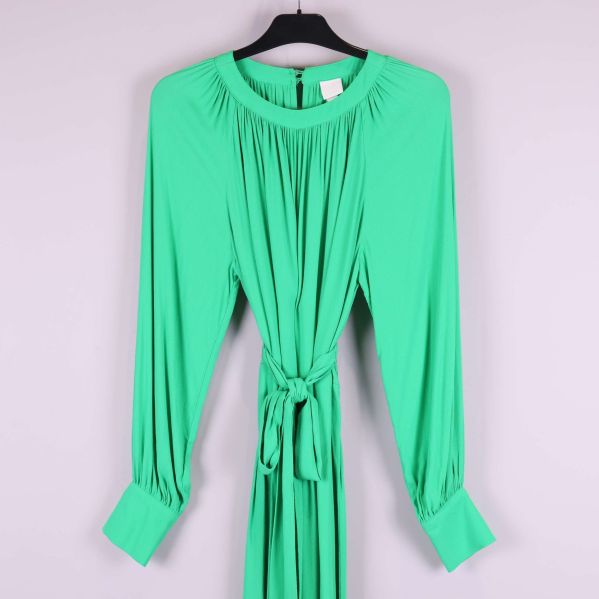 Detaljbild av överdel, knytband och manschetter på klänningen