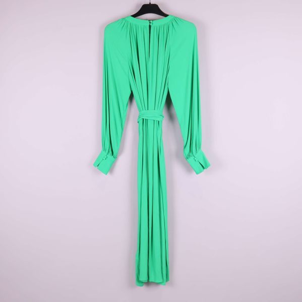 Grön plisserad midiklänning med lång ärm sedd bakifrån