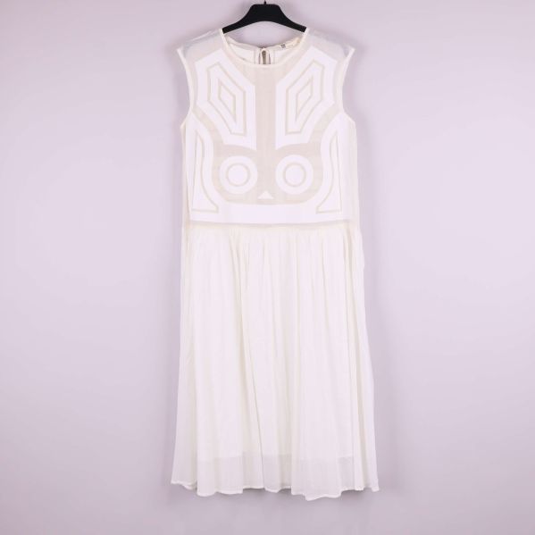 Vit ärmlös klänning med grafiskt mönster framifrån