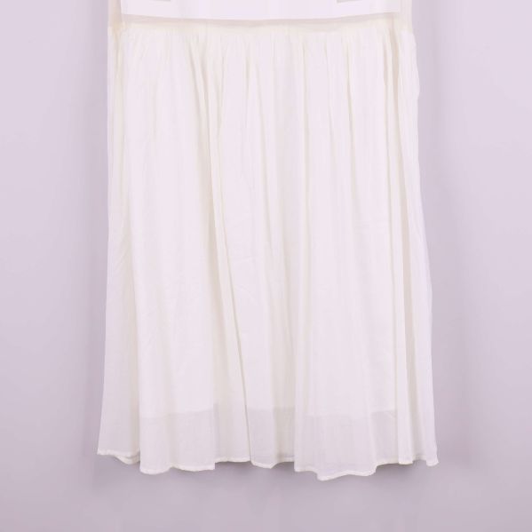 Närbild på klänningens kjoldel med lätt rynkning