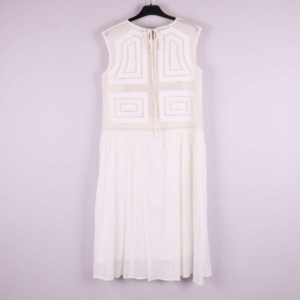 Vit klänning sedd bakifrån med knytning vid nacken