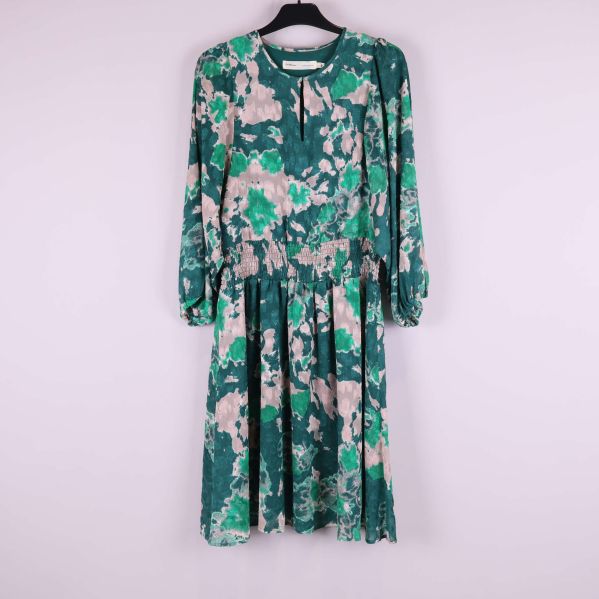 Grönmönstrad midiklänning på galge framifrån