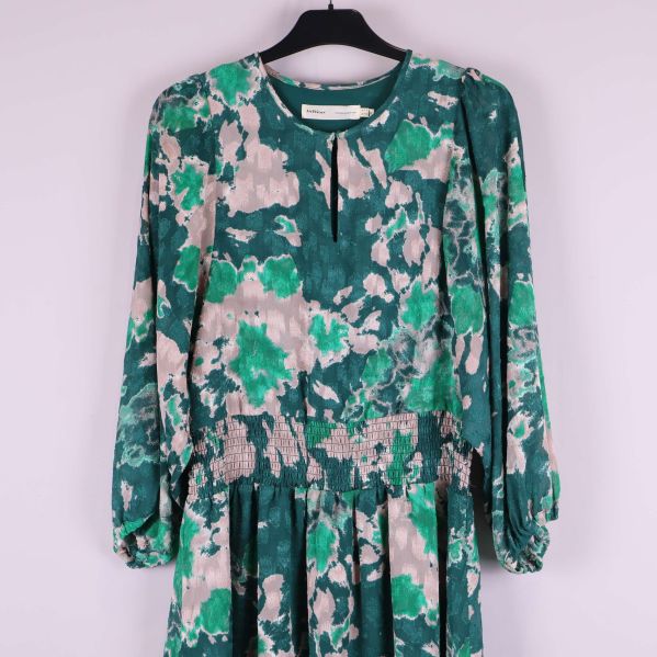 Överdel och ärmar på grönmönstrad klänning