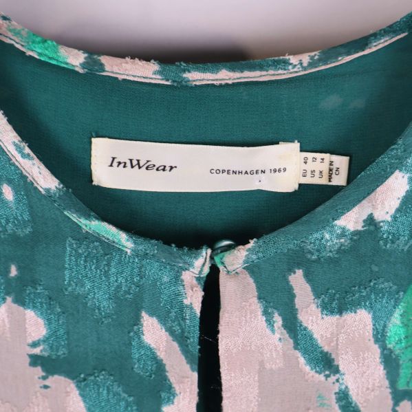 Närbild av InWear-logga i halsringning