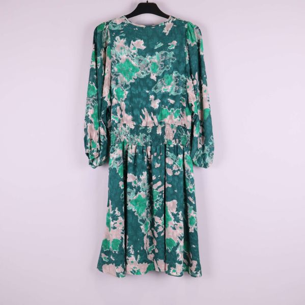 Grönmönstrad midiklänning på galge bakifrån