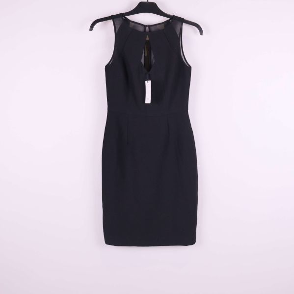 Svart ärmlös klänning med transparenta inslag framtill