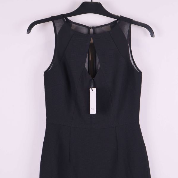 Detaljbild på klänningens framsida vid urringningen