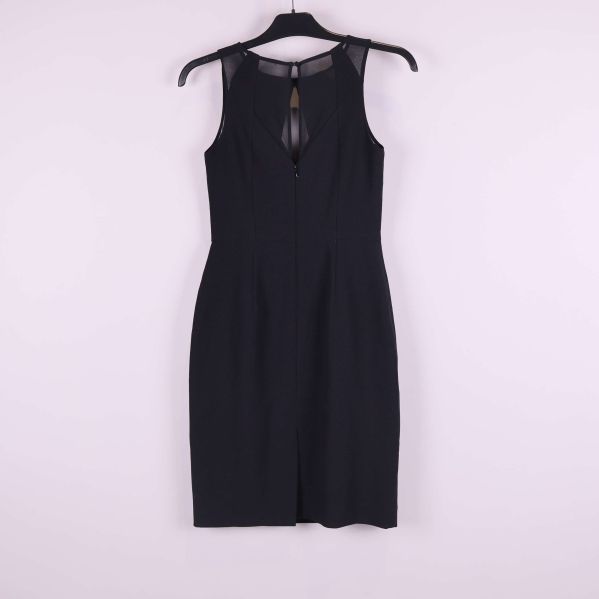 Baksidan av klänningen med slits och blixtlås