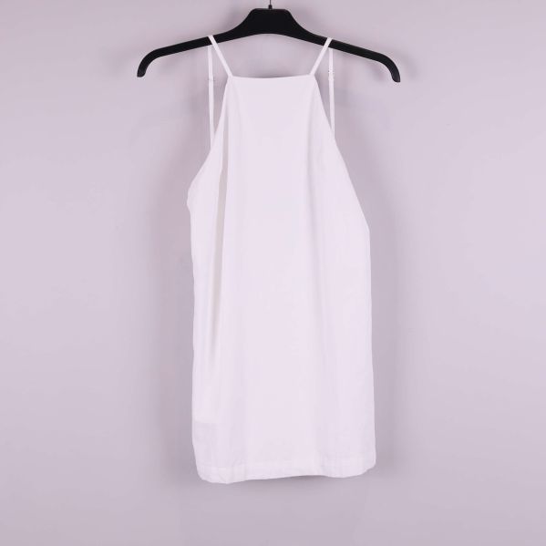 Vit topp med tunna axelband hängande framifrån