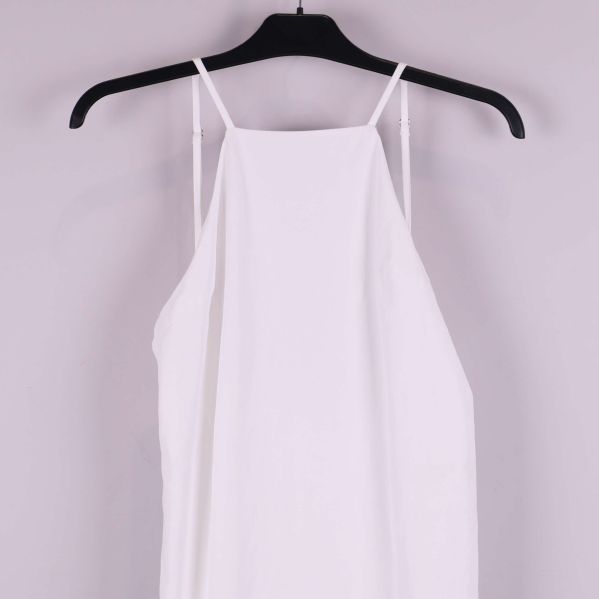 Närbild på toppen med raka linjer och tunna band