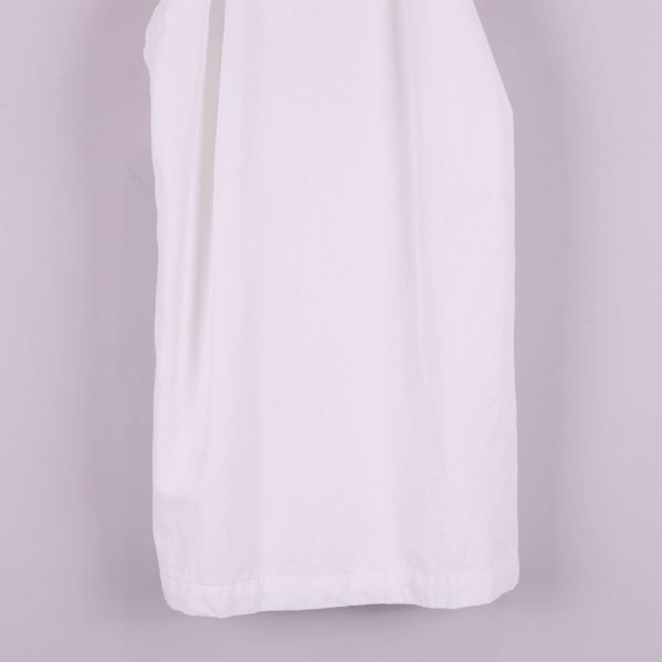 Nedre delen av vit topp visar fåll och material