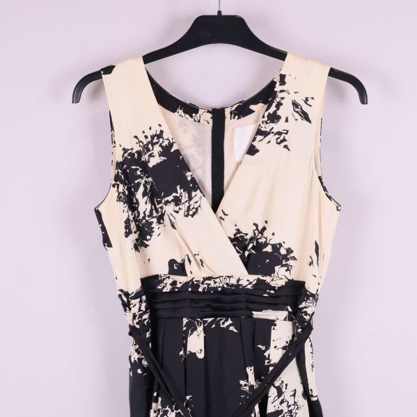 Övre delen av klänningen med omlott-effekt och svartvita detaljer