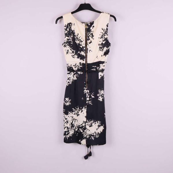 Svartvit klänning med dragkedja sedd bakifrån