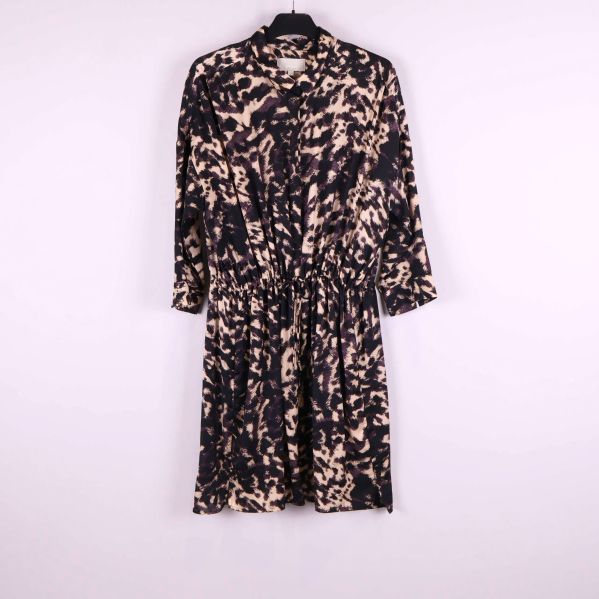 Mönstrad klänning i svart och beige på galge