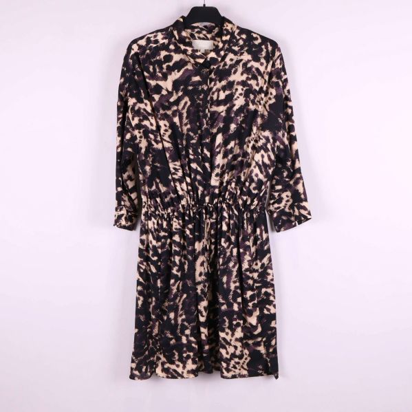 Mönstrad klänning i svart och beige på galge