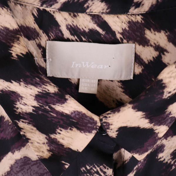 Närbild på InWear etikett i klänningens krage