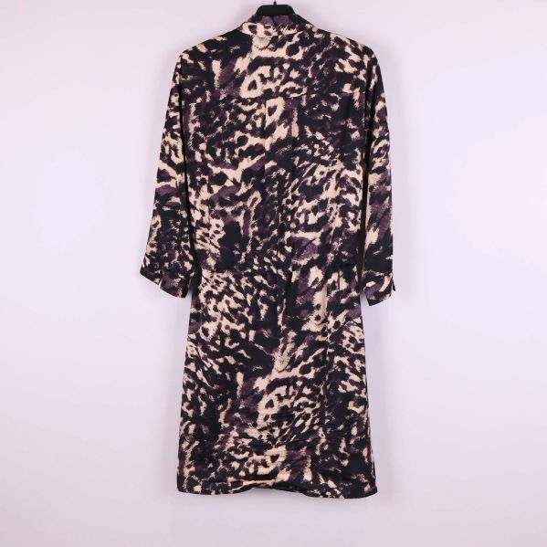 Baksidan av mönstrad klänning i svart och beige