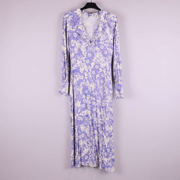 Långärmad lila blommig klänning på galge, helbild fram