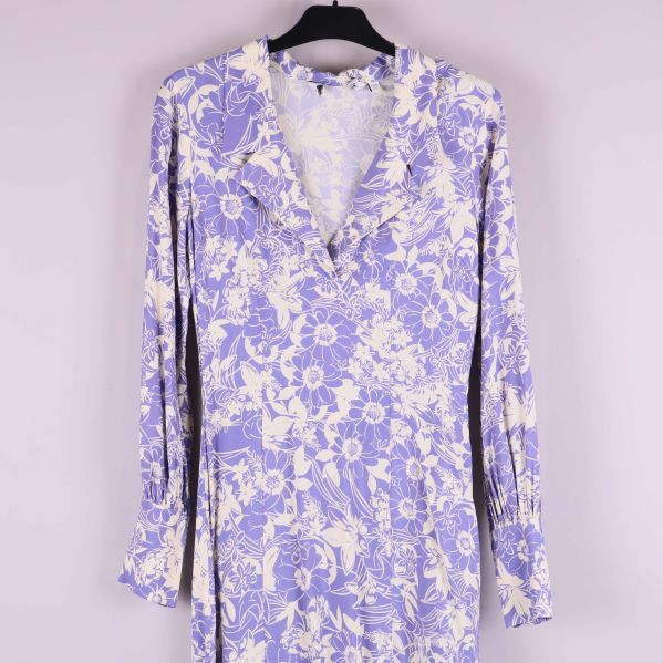 Överkropp och ärmar på blommig lila klänning, framifrån