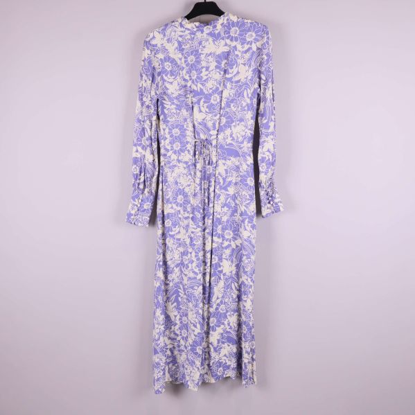 Baksidan av lila blommig klänning, helbild