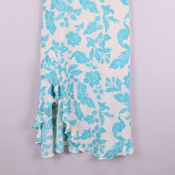 Närbild på klänningens volangdetalj nedtill