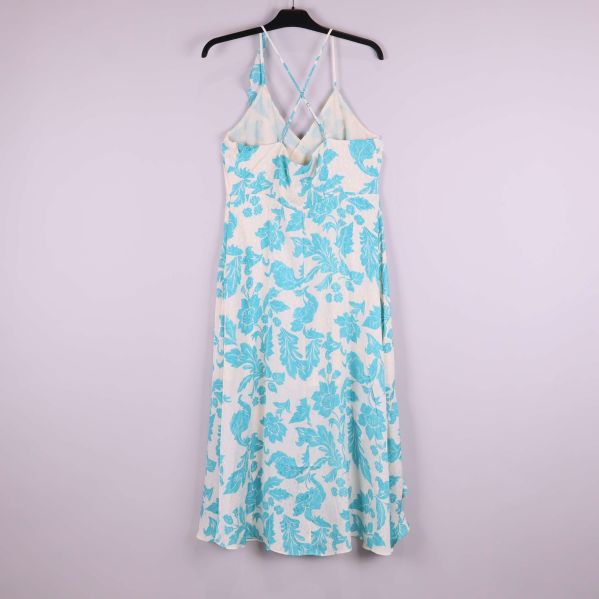 Klänningens baksida visar korsade axelband och längd