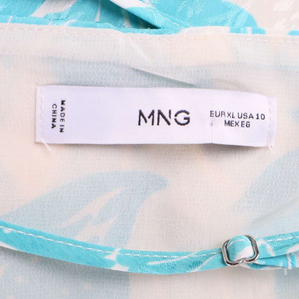 Närbild på MNG-märkt storleksetikett inuti klänningen