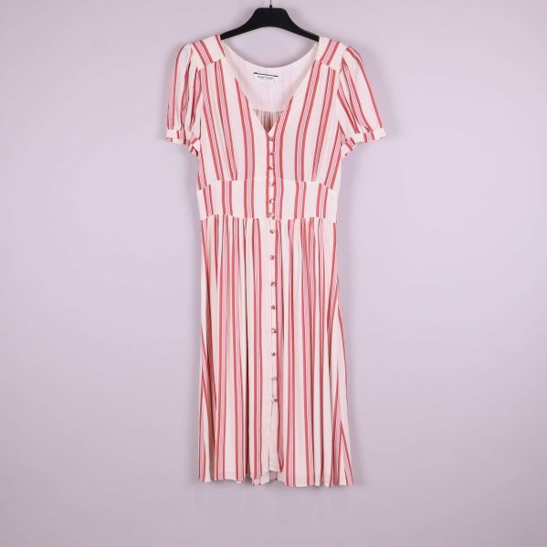 Randig klänning med knappar framtill i helbild