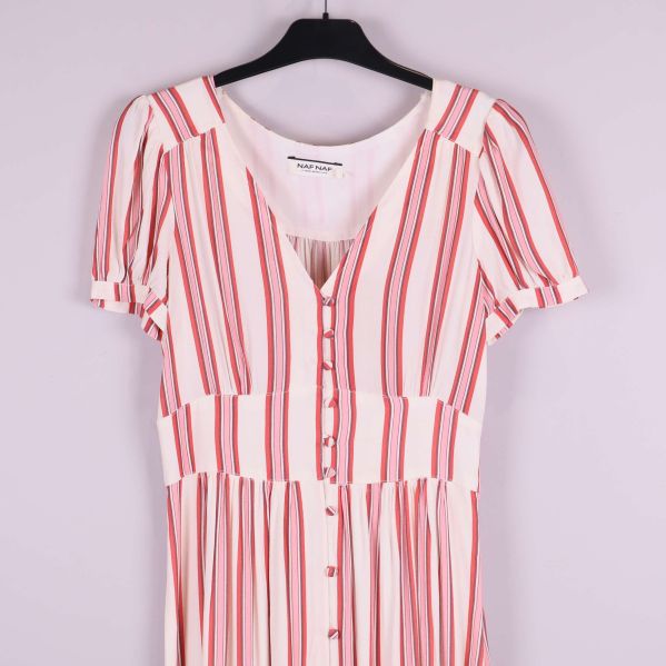 Detaljbild på klänningens överdel och v-ringning