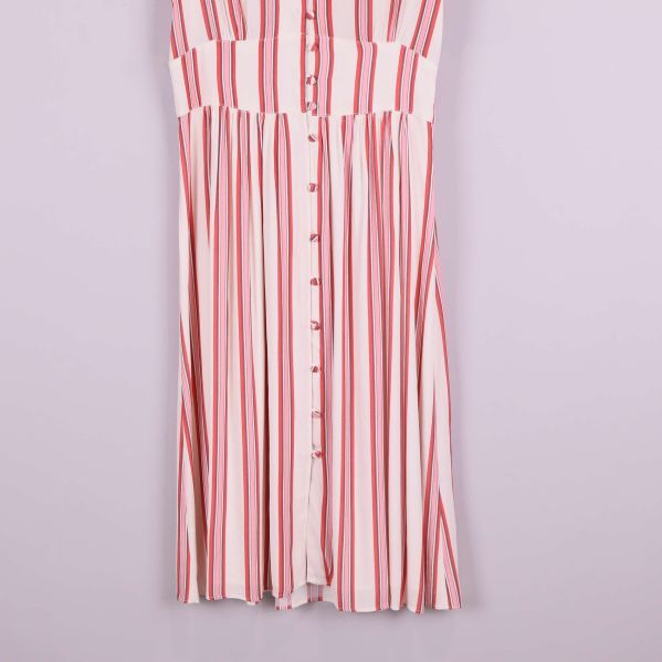 Detalj av nederdel på randig klänning med knappar