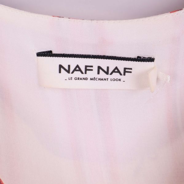 Närbild på vit etikett med NAF NAF-loggan