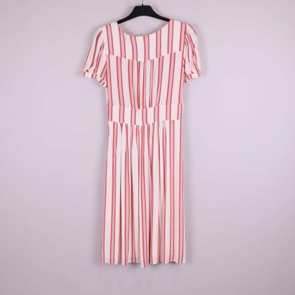 Baksidan av randig klänning med röda ränder