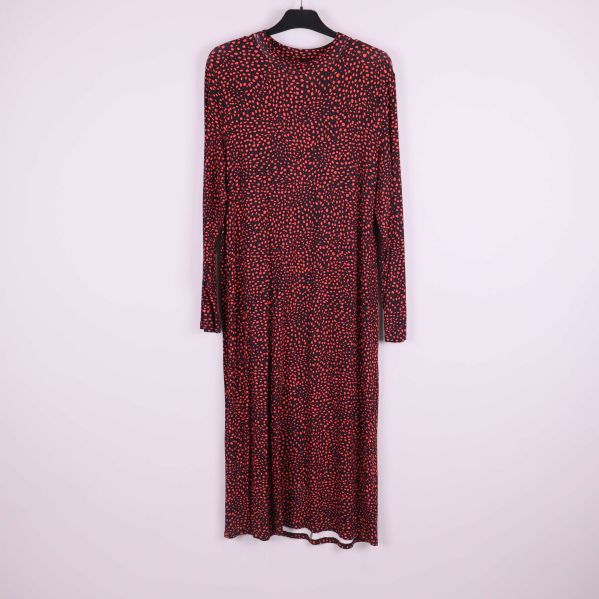 Mönstrad midiklänning i svart och rött på galge