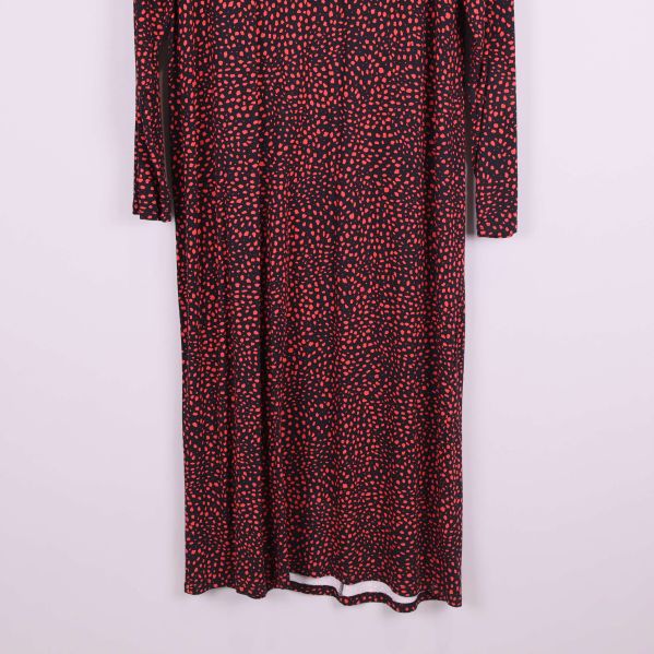 Nederdel av klänning med vågig fåll och mönster