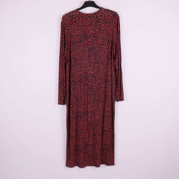 Baksida av långärmad midiklänning med rött mönster