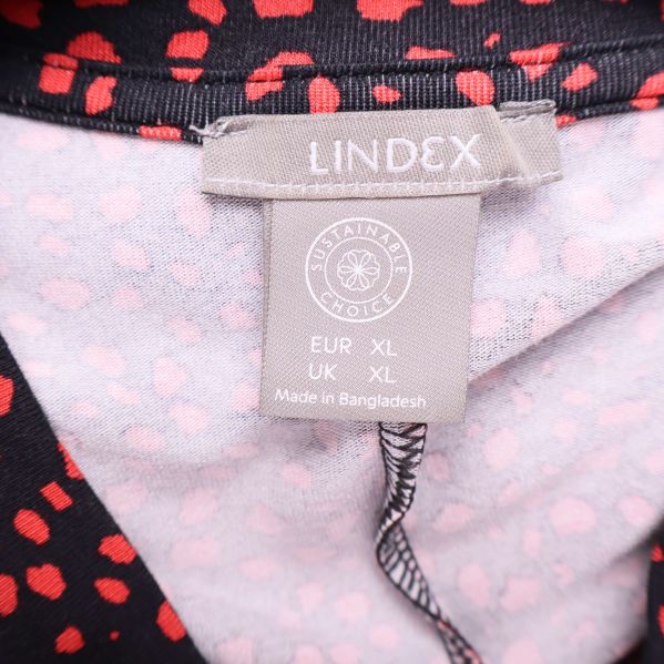 Närbild på Lindex-storleksetikett med information om XL