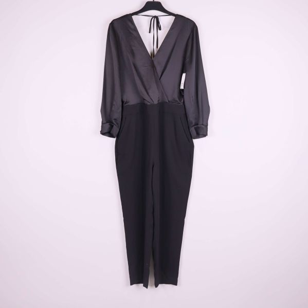 Helbild på svart långärmad jumpsuit med omlottliv