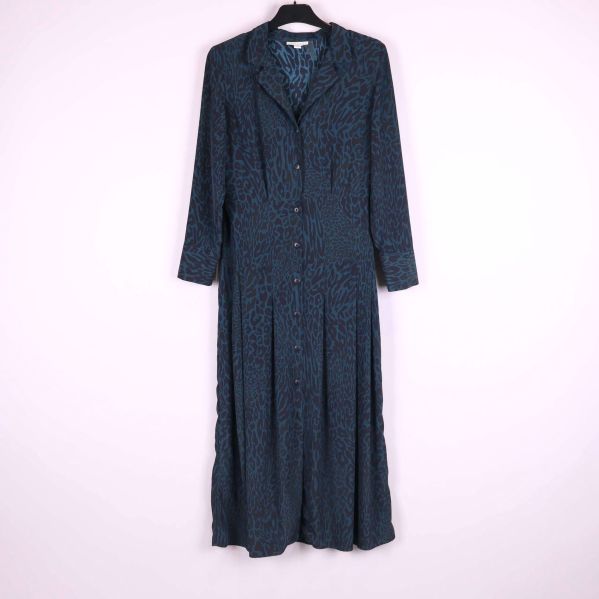 Helbild på djurmönstrad klänning