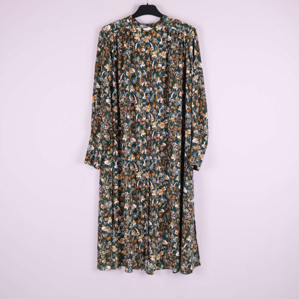 Framsida av blommig långklänning		