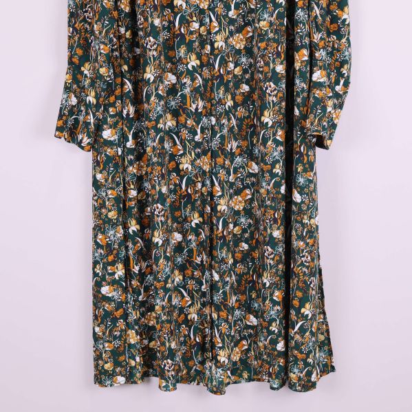 Kjoldetalj på blommig klänning