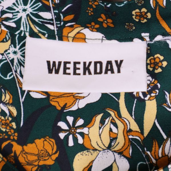 Weekday logotyp och halsdetalj