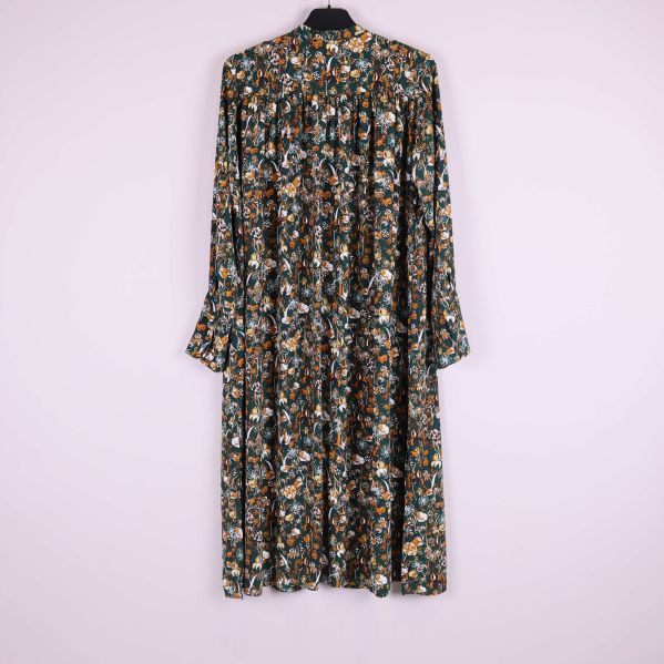 Baksida av blommig långklänning