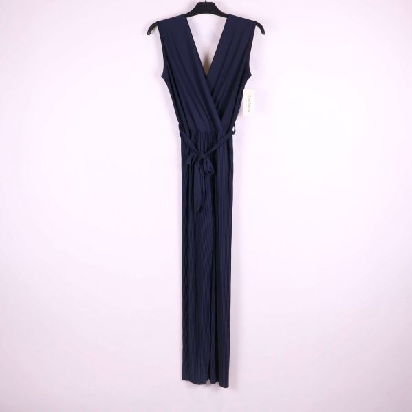 Mörkblå plisserad jumpsuit med omlott och knytskärp på galge